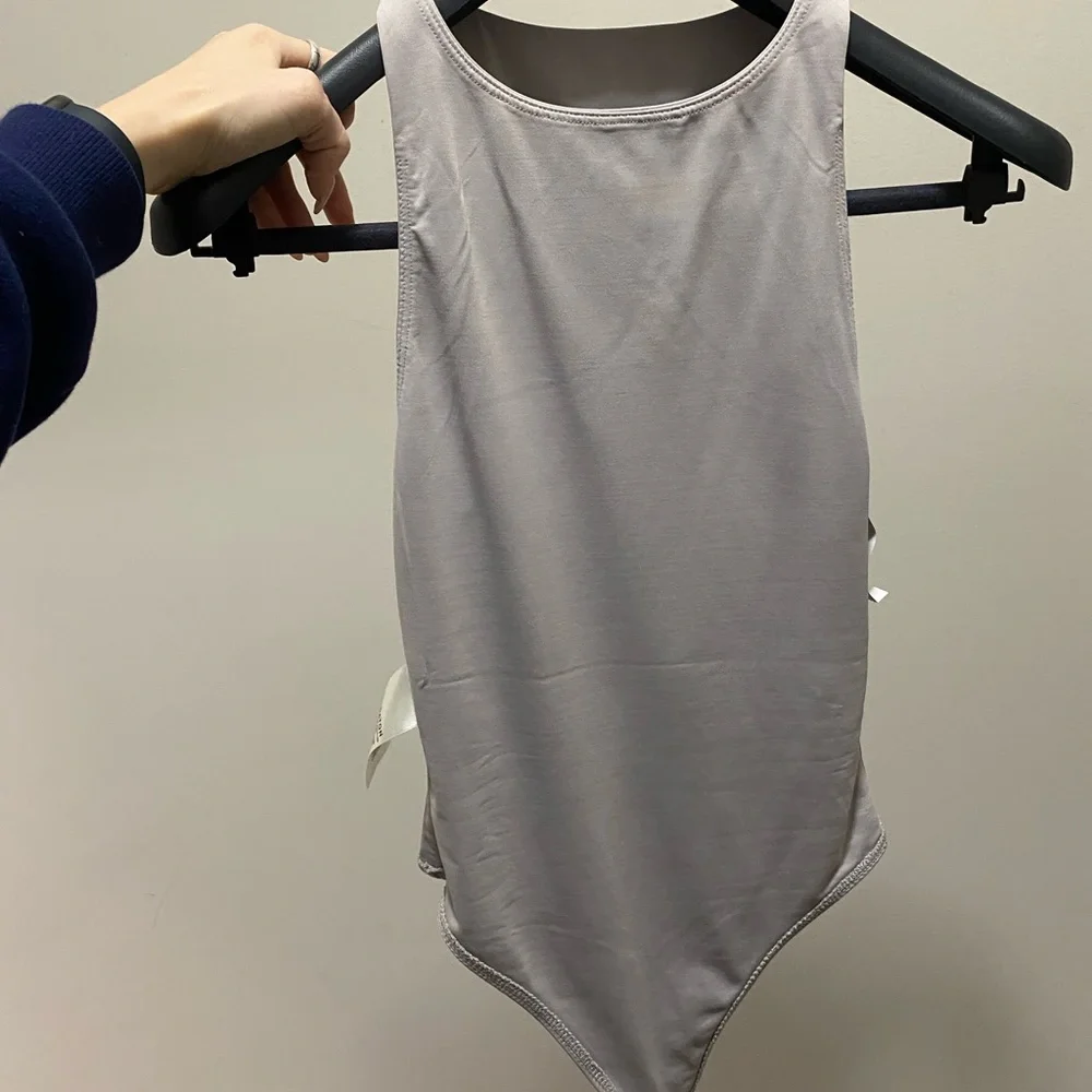 Aritzia Babaton Contour 90s bodysuit NWT in Opal Grey - Picture 5 of 9
